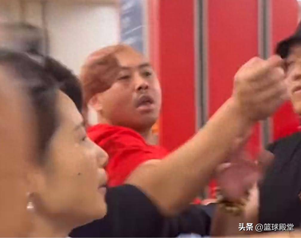 开云体育网页版登录入口-裁判在比赛中判罚引发争议，球迷纷纷表达不满