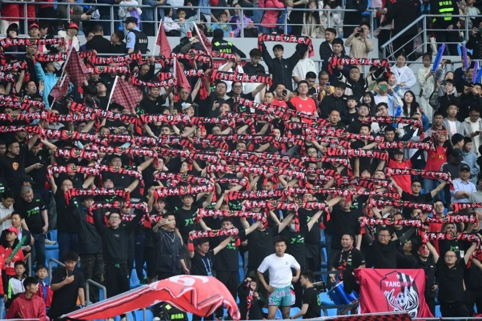 球员们努力拼搏,为胜利而战 球员们努力拼搏,为胜利而战