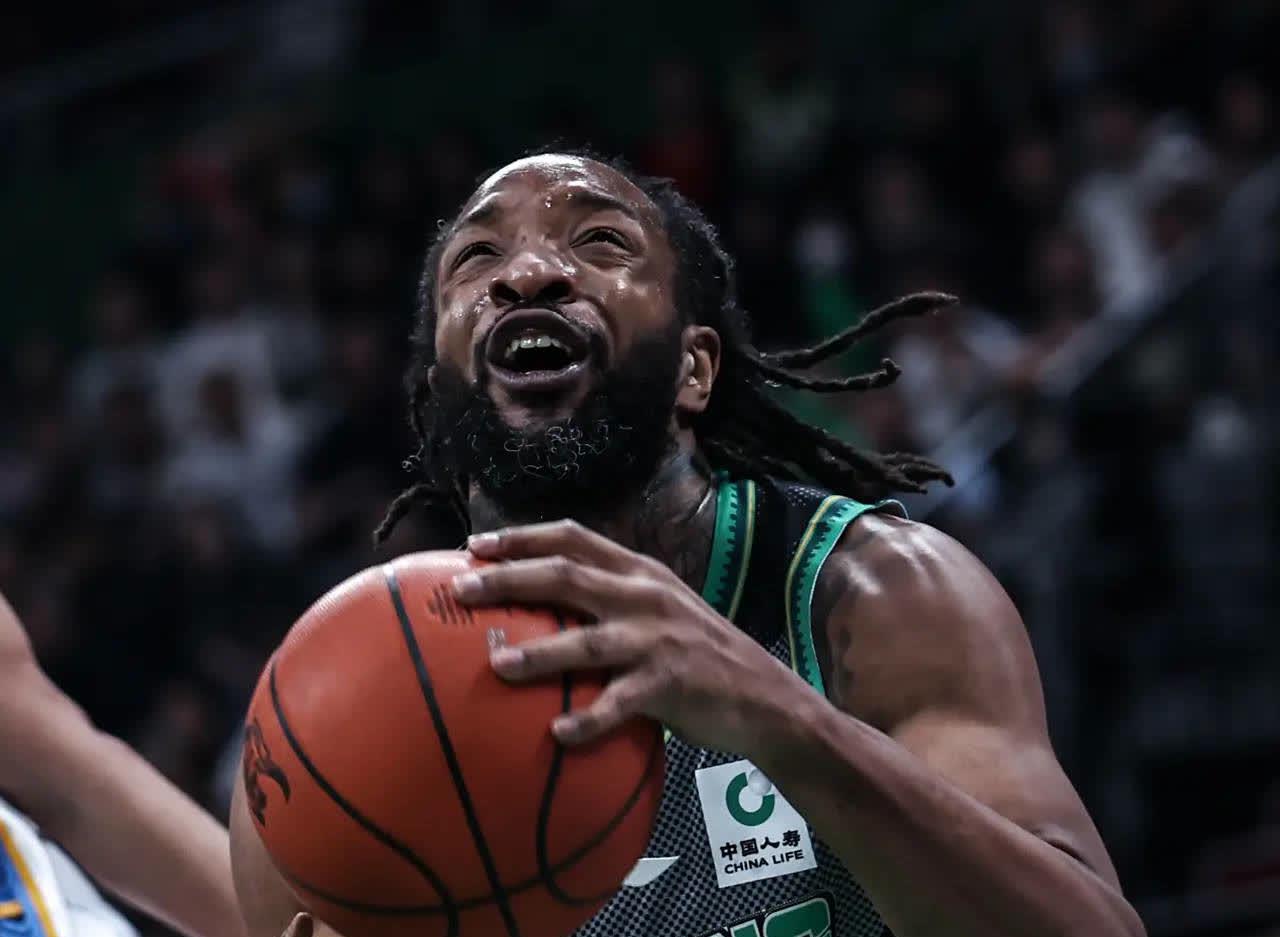 两队激烈角逐,比赛结果扑朔迷离 两队激烈角逐,比赛结果扑朔迷离