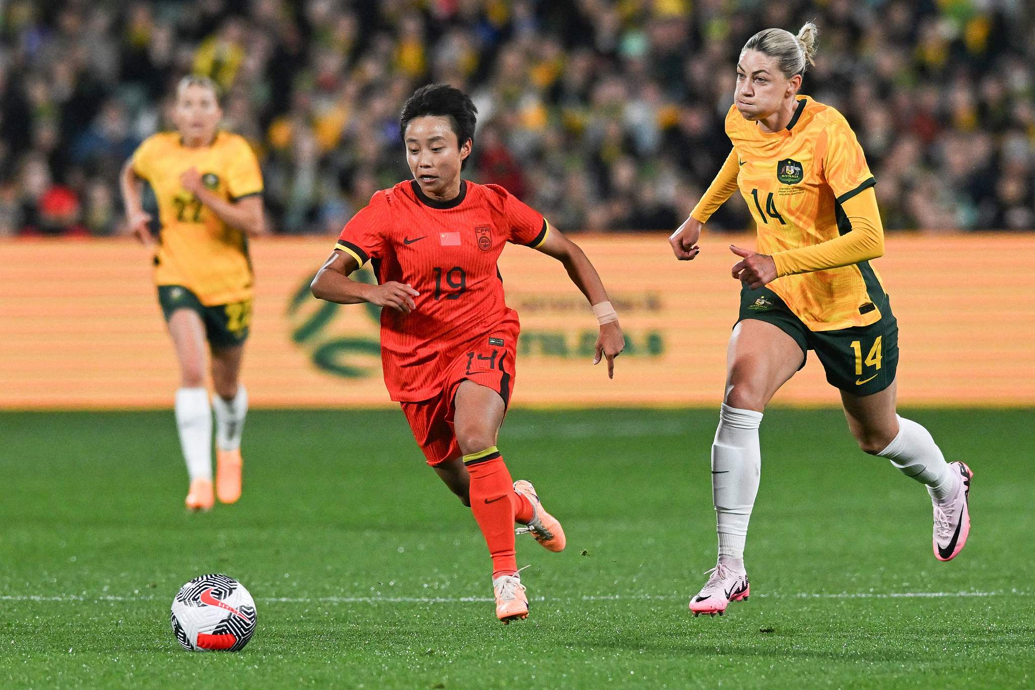 开云体育直播-女足锦标赛中球员表现出色，瞩目