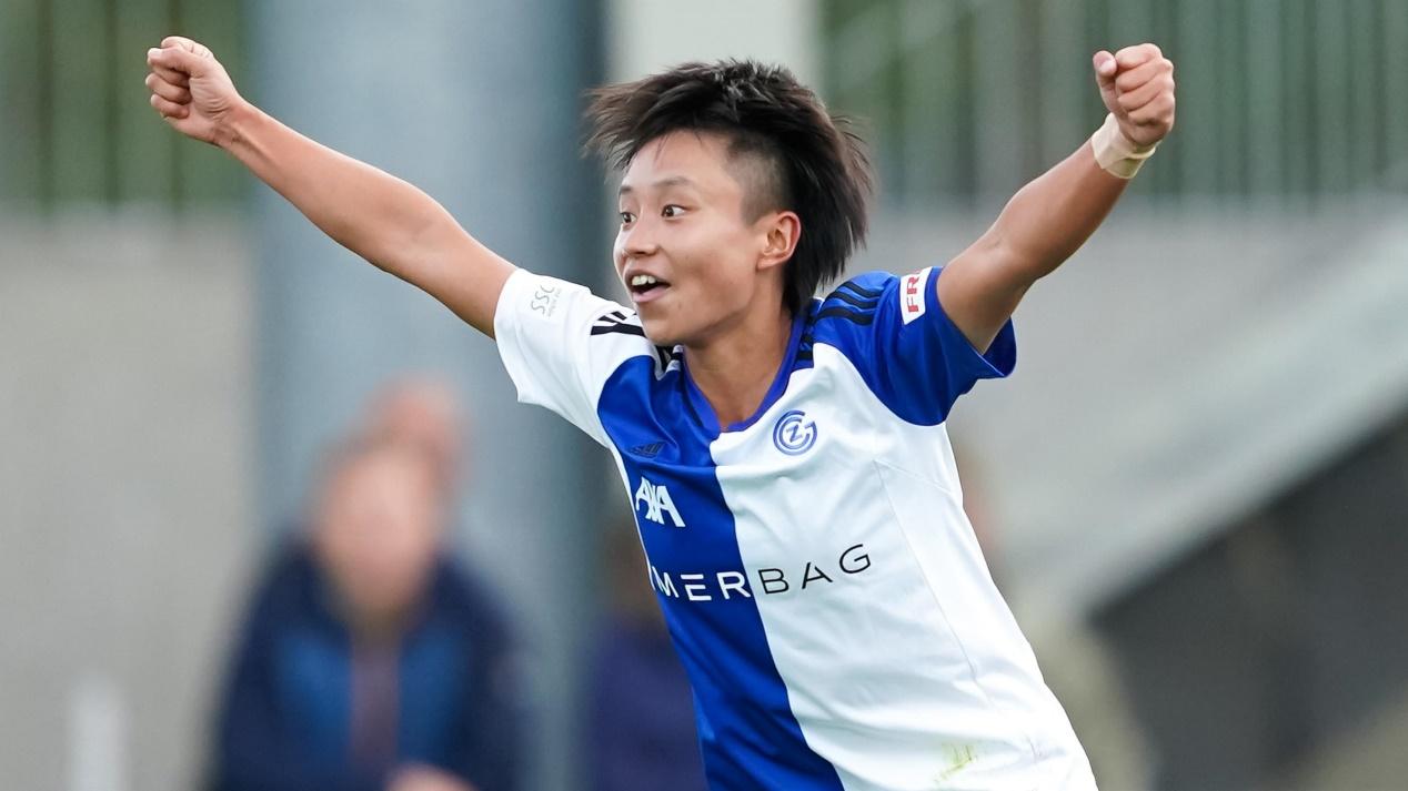 瑞士女足联赛揭幕战如火如荼,苏黎世队轻微领先 瑞士女足联赛揭幕战如火如荼,苏黎世队轻微领先