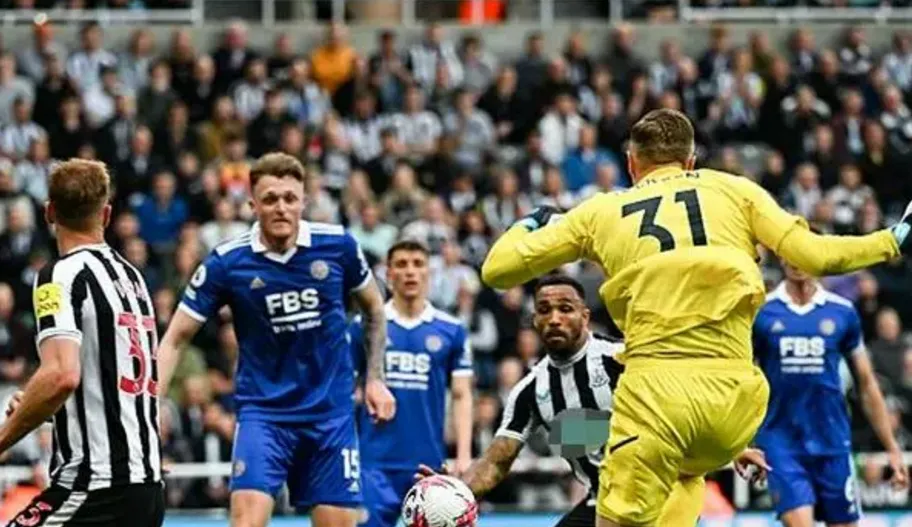 莱斯特城门将神级扑救,为球队保住三分 莱斯特城门将神级扑救,为球队保住三分