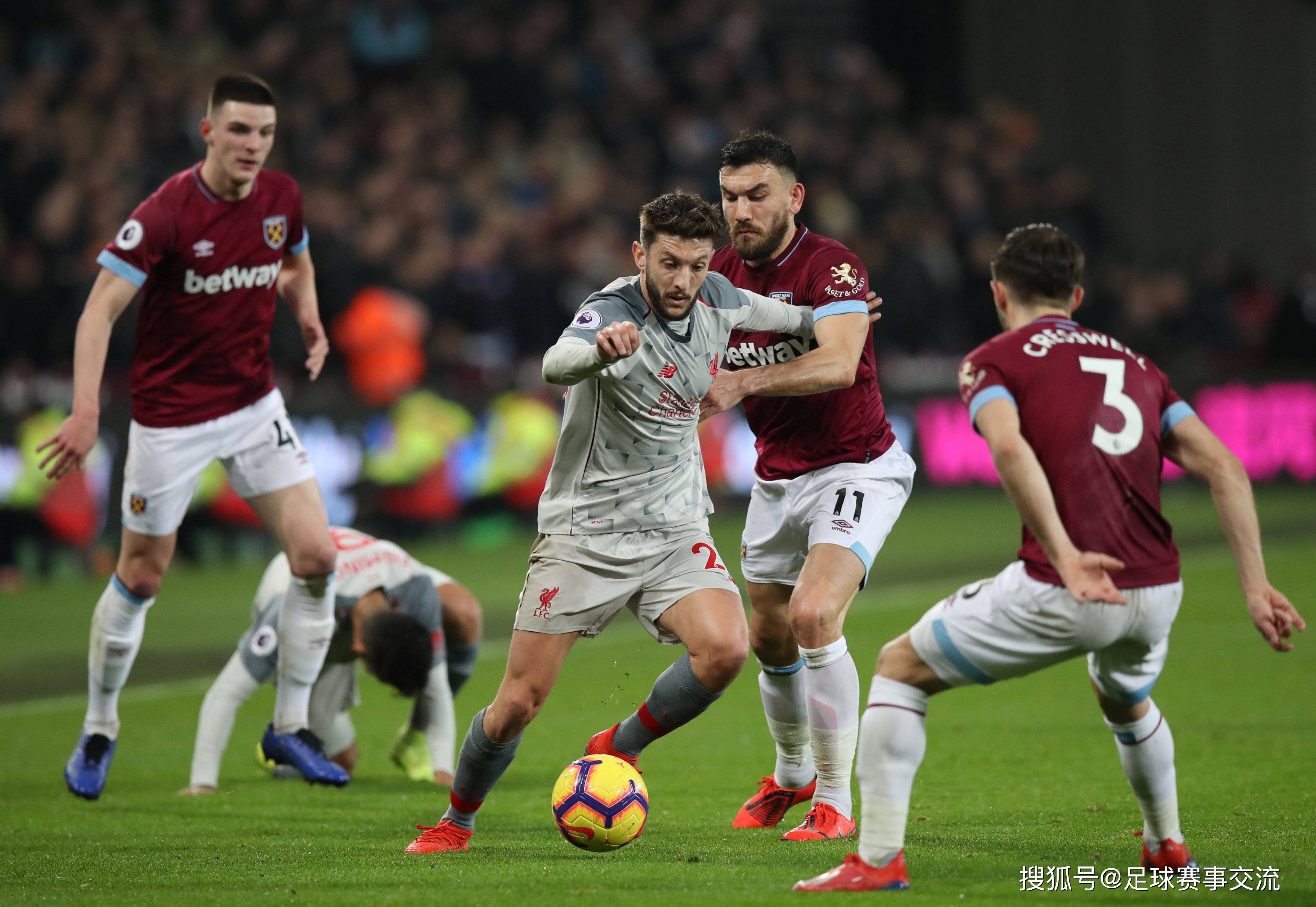 激烈足球赛事展现实力对决,场面火爆的简单介绍 激烈足球赛事展现实力对决,场面火爆的简单介绍