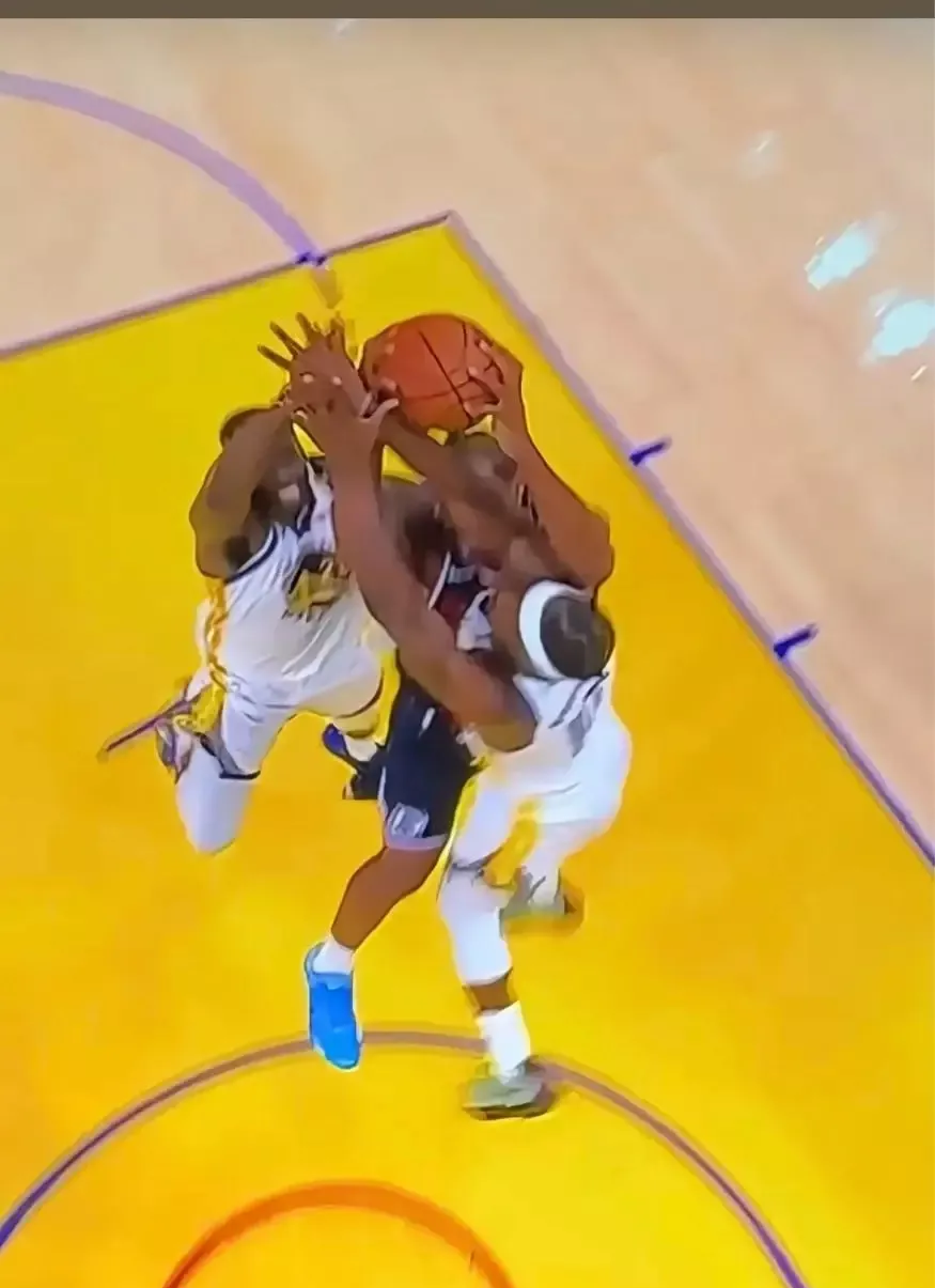 开云体育-篮球比赛因裁判判罚争议，球员情绪失控