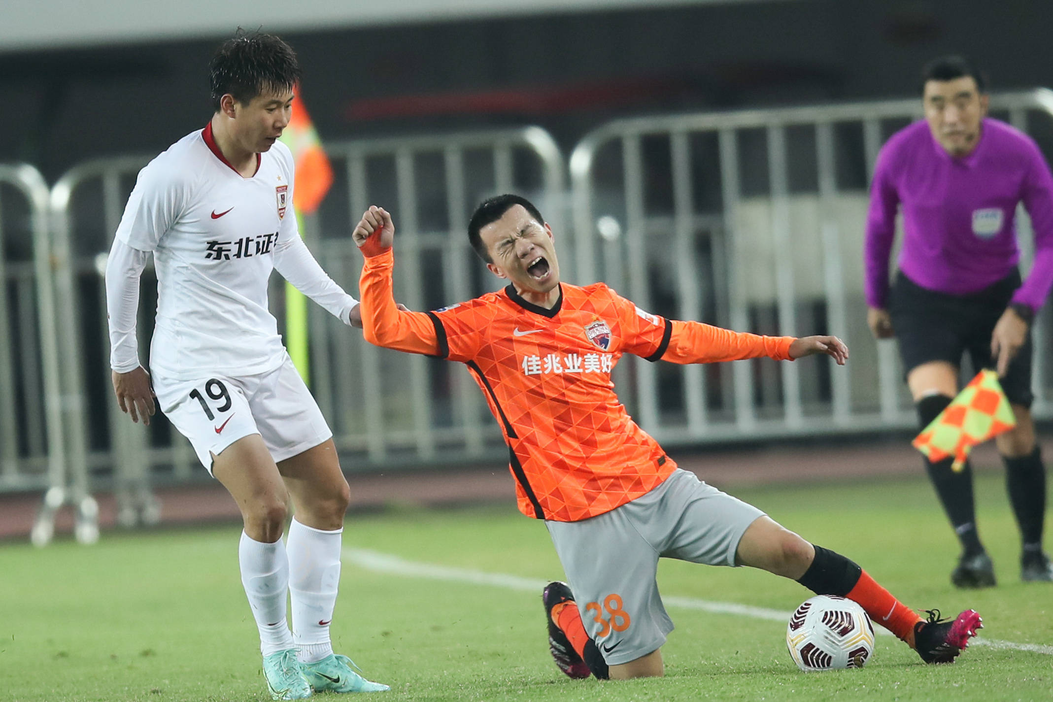 关于亚泰客场击败深圳佳兆业,豪取关键三分的信息 关于亚泰客场击败深圳佳兆业,豪取关键三分的信息